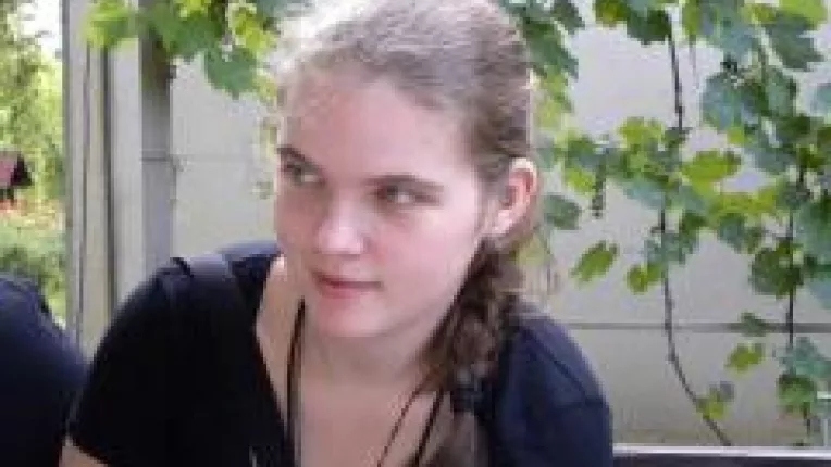 Ana-Maria, fiica cea mica a poetului Adrian Paunescu, implineste azi 22 de ani