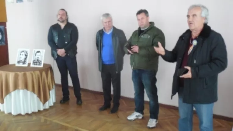 Artisti plastici din Romania au expus lucrarile lor la Teatrul Ginta Latina din Chisinau