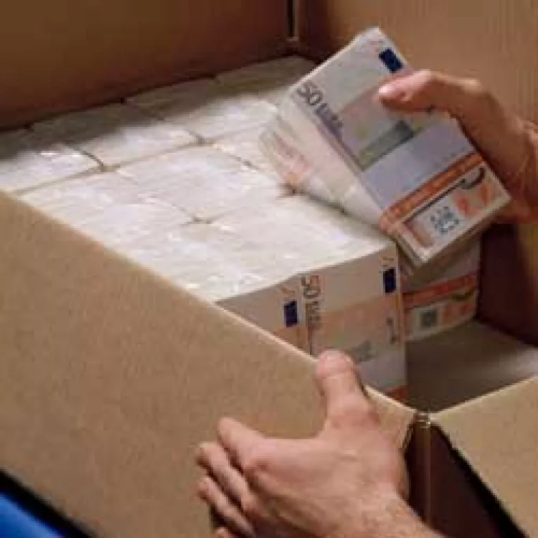 AVAS vinde cu o mana si renationalizeaza cu doua