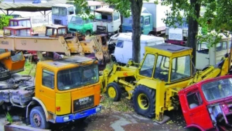 Fara contracte de prestari servicii si cu salarii restante, imbunatatirile Funciare, duse la sapa de lemn de directorul interimar