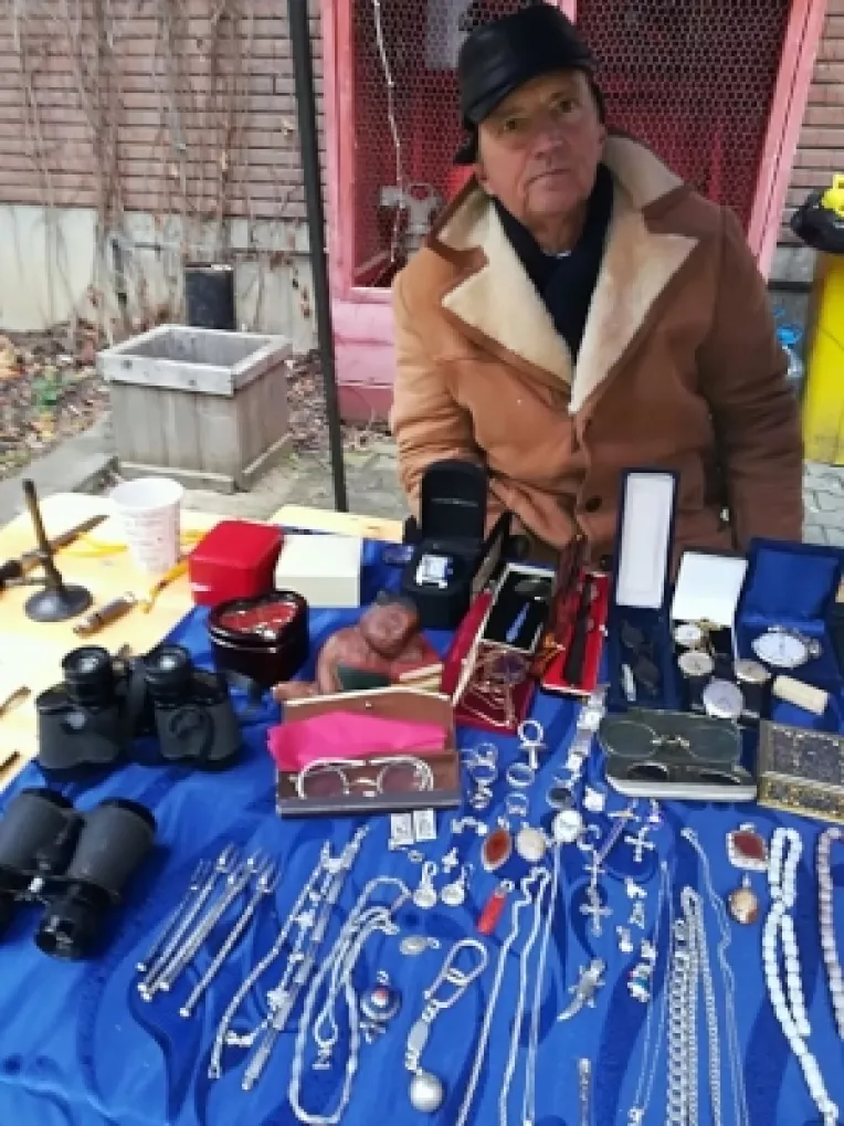 Florin Georgescu, colectionar: Am venit la Targul de Craciun de la MTR cu o colectie de ceasuri vechi si de bricege!