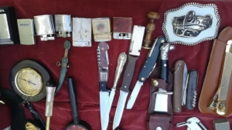 Florin Georgescu: Lanioane, cutite de vanatoare, bricege, un set din coral, la targul din curtea MTR