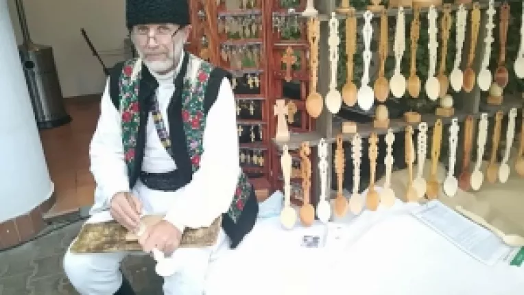 Mesterul popular Viorel Marian, de la tamplar-mecanic la cioplitor in lemn