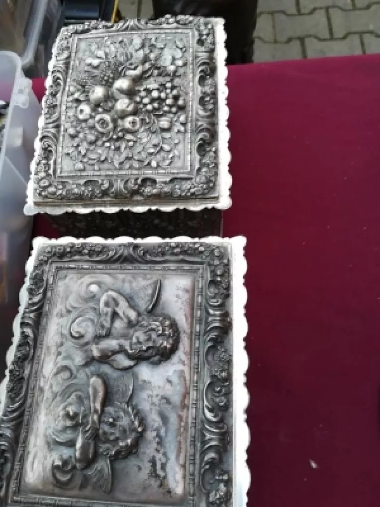 Mihai Tanase, presedintele Anticarilor din Bucuresti, a venit cu casete de bijuterii si pendule, la Piata Taraneasca