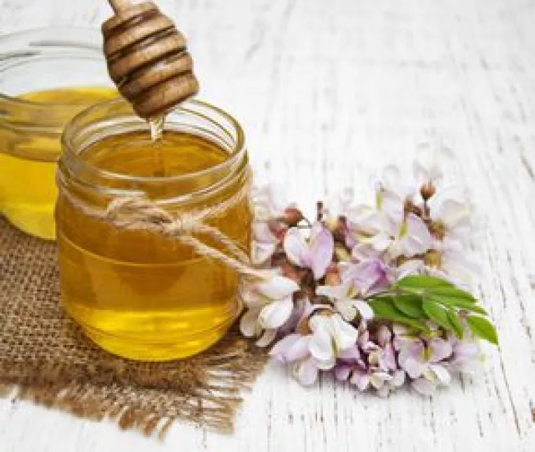 O lingurita cu miere intr-o bautura calda inainte de culcare neutralizeaza mecanismele cerebrale responsabile pentru pofta de dulciuri