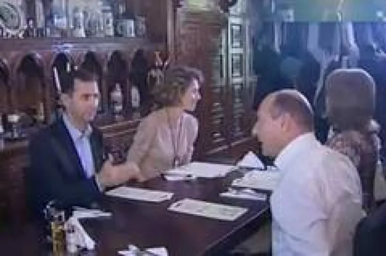 Pranz informal: Presedintii Traian Basescu si Bashar Al-Assad impreuna cu nevestele au mancat la Hanu Berarilor