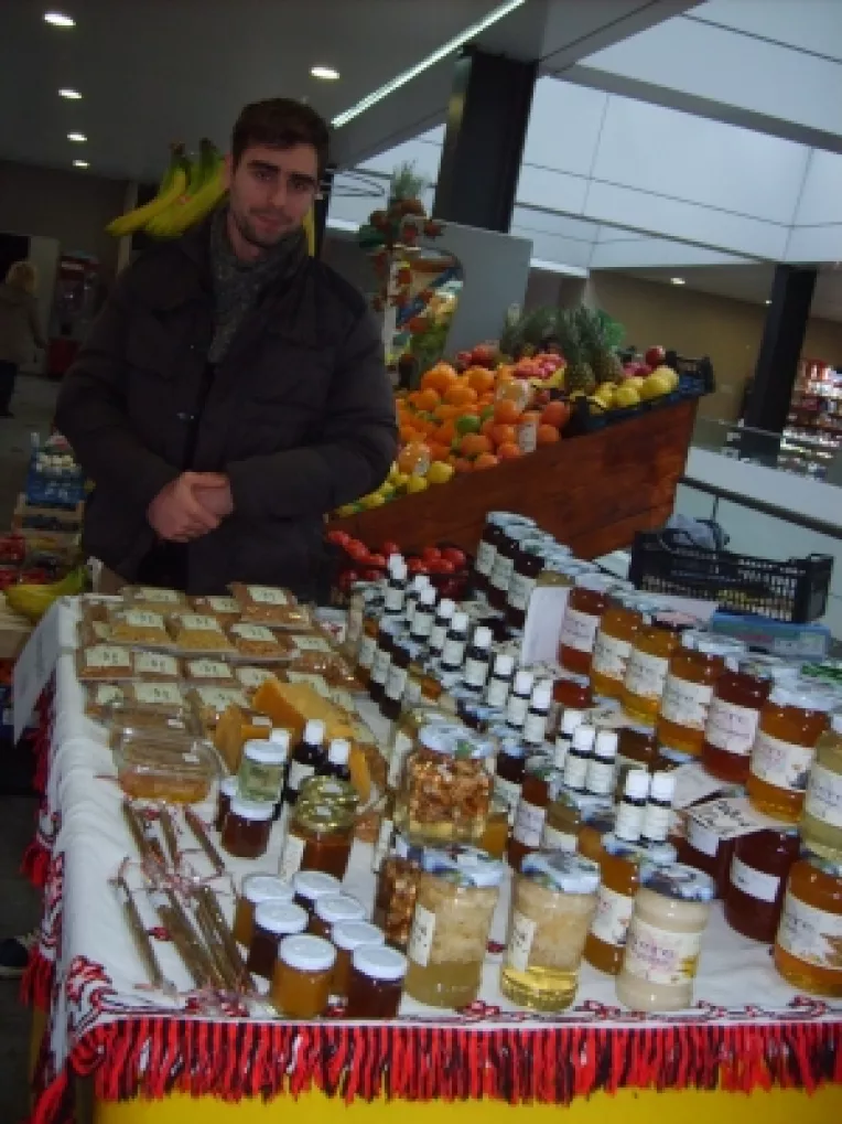 Produse apicole de la stupina Fratilor Matei, la targul de la Piata Amzei