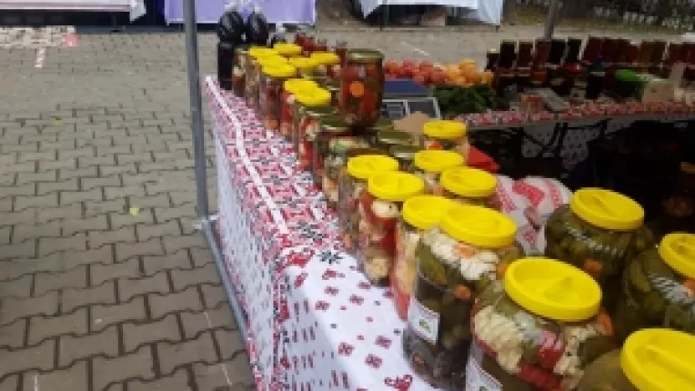 Produse naturale, la standul sotilor Costel si Lenuta din Itesti, Buftea, la targul din curtea MTR