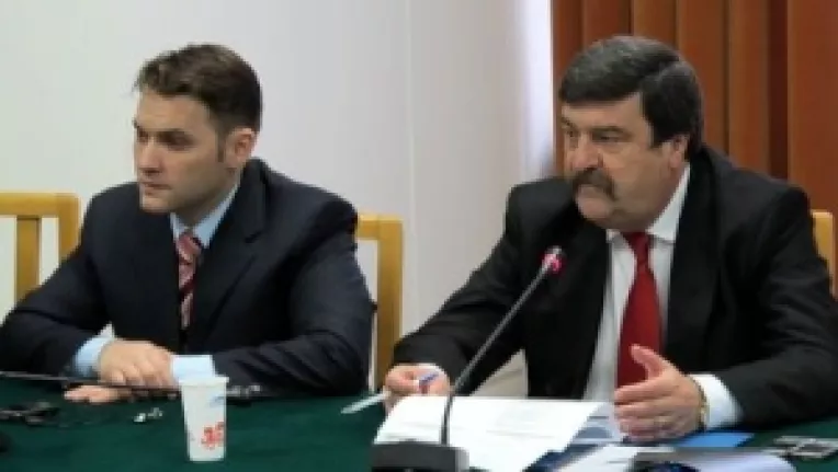 Senatorii Toni Grebla si Dan Sova spun ca Lazaroiu debiteaza traznai Science Fiction