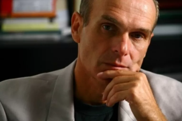 Super News: Deshumarea odiosului si a sinistrei. Sinuciderea artistei cu pesticid. Mogulul OTV presedinte