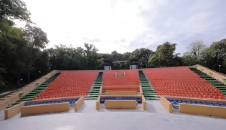 Teatrul de Vara Herastrau debuteaza in stagiunea estivala cu premiera Cu masca sau fara masca