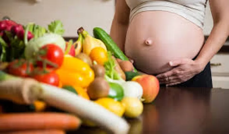 Top 10 alimente esentiale pentru fertilitate : avocado, dovleac, sfecla rosie, somon, rodii, oua, nuci, quinoa, nasturel si sparanghel