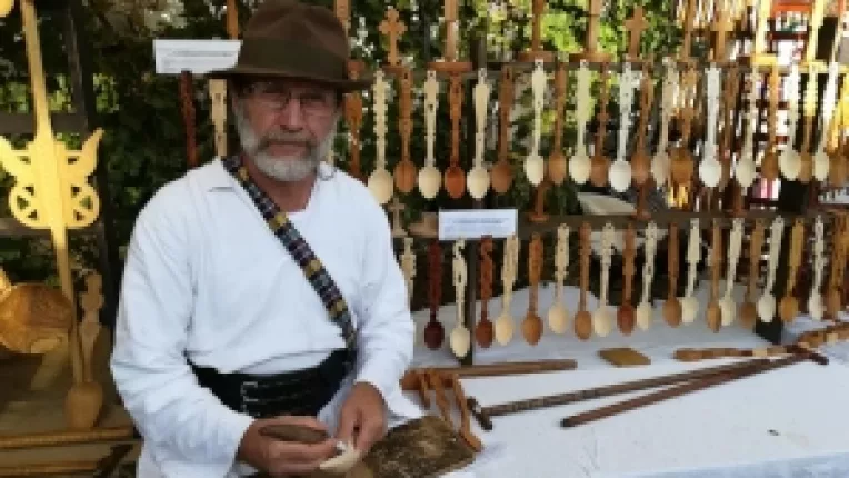 Viorel Marian: Cruci cu postament si linguri de plop si de cires, cu simboluri traditionale!